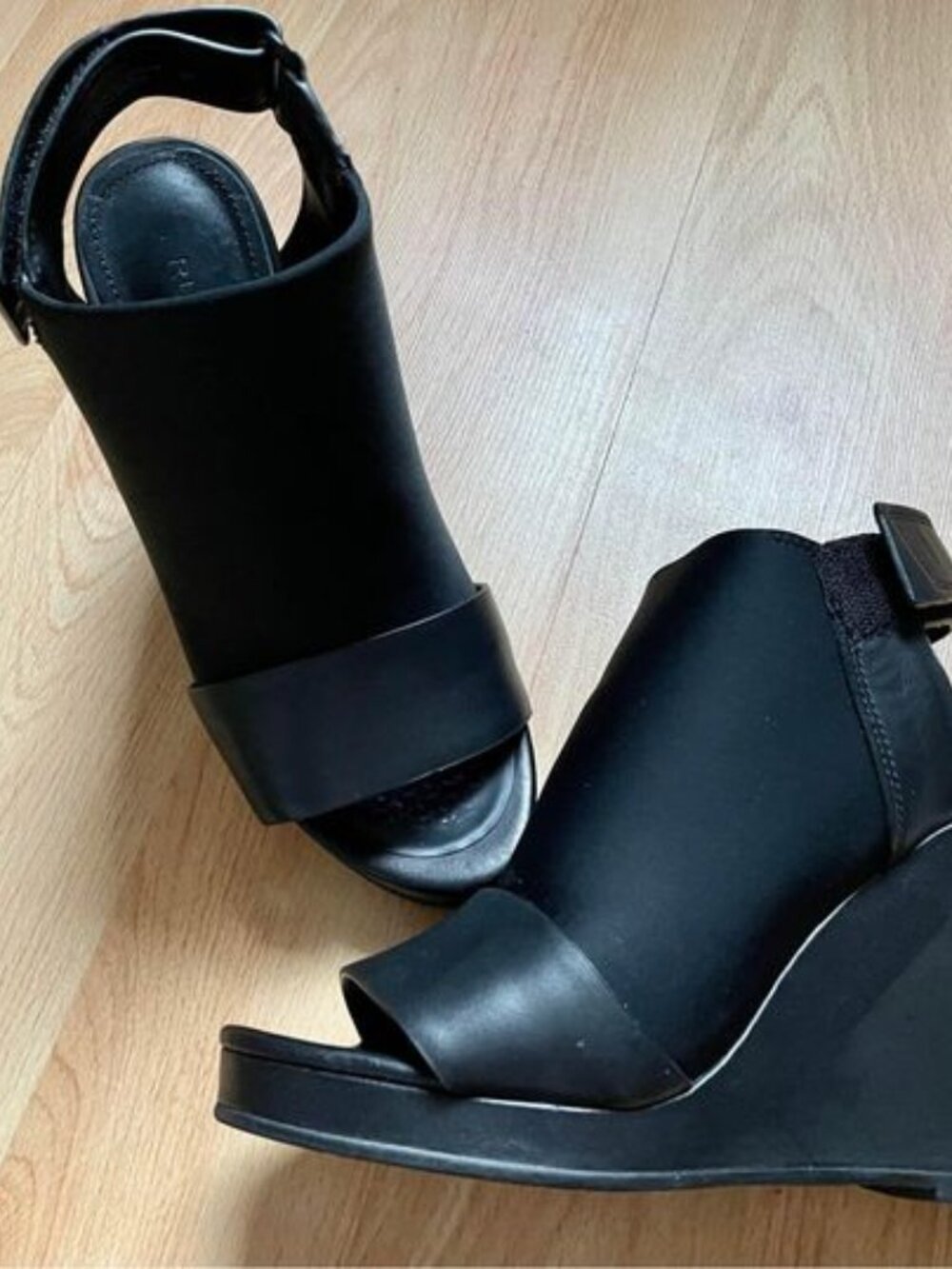 Stunning brand new RUDSAK high heel platform sandals in black leather and canvas